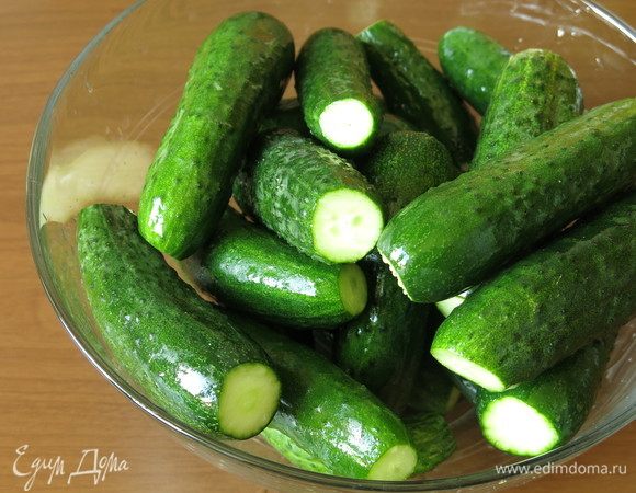 Огурцы моем, срезаем кончики.