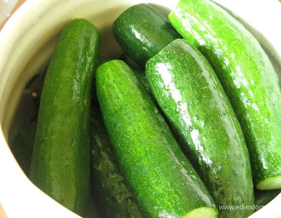 Сверху выкладываем огурцы.