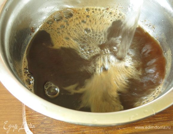 Готовим раствор в теплой воде: растворяем соль, шепотку сахара и солод ржаной.