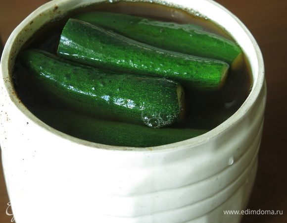 Заливаем огурцы. Кладем груз, под низ тарелку, если рассол будет вытекать, и просаливаем 2–3 дня для малосольных, 5–7 дней для соленых в зависимости от температуры. Приятного аппетита!