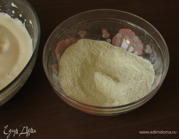 Просеиваем муку, крахмал, миндальную муку. Взбиваем 5 минут яйца с сахаром.