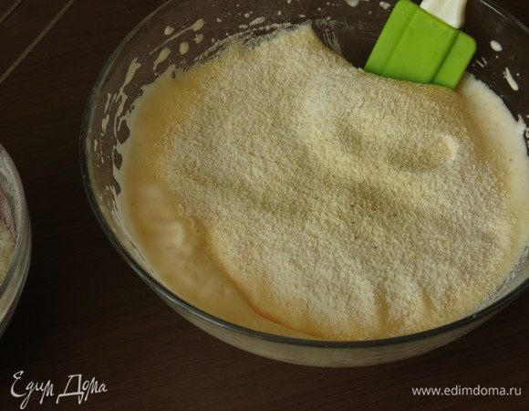 Вводим муку в яичную массу, аккуратно перемешиваем.