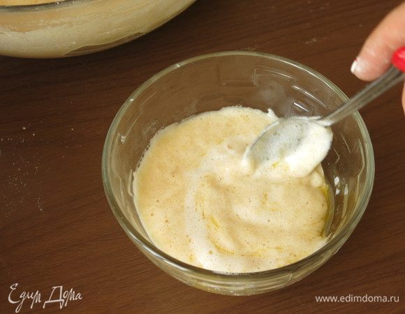 Растапливаем масло сливочное, отбираем пару ложек яично-мучной смеси, смешиваем с маслом. Соединяем с основной частью теста.