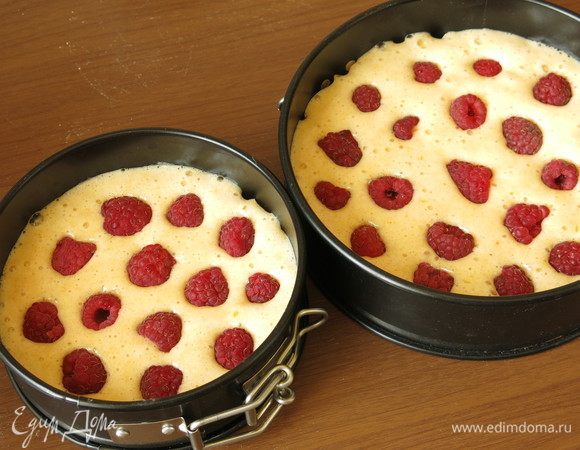 Выкладываем в форму. Расчет продуктов на форму для бисквита диаметром 18 см. У меня две меньшего диаметра. Выкладываем в бисквит малину. Выпекаем 10–15 минут при 180°C.