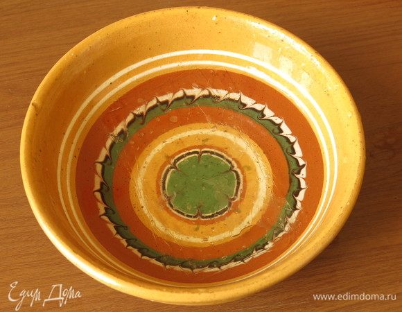 Верхний слой торта — желе из смородины. Смородину перетираем, нагреваем с водой. Желатин (2 пластинки) замачиваем в воде. Этот слой — мое нововведение, в исходном рецепте был бархатный слой ярко-малинового цвета.