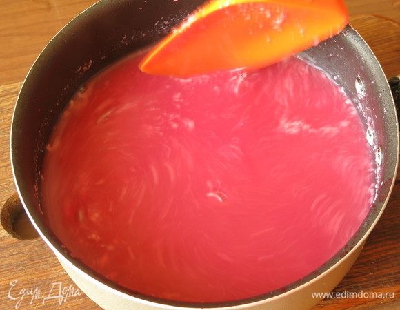 Вливаем желатин в горячую смородину, разливаем по формам. Разъемную форму выкладываем пленкой.