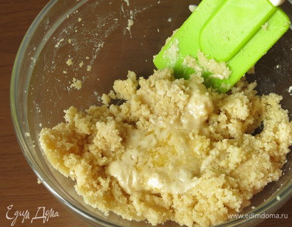 Берем миндальную муку или перемалываем очищенный миндаль, для вязкости добавляем ложку масла растительного (арахисового, грецкого ореха и прочего), я еще от себя добавила пару ложек коньяка. Растапливаем масло и шоколад, добавляем в массу.