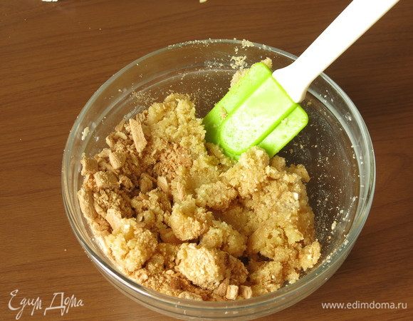 Ломаем печенье и нарезаем кусочками миндаль. В оригинальном рецепте печенье Гавоттес. Я сознательно крупно нарубила печенье и орехи, чтобы попадались кусочки. Можно сделать и более однородный слой.