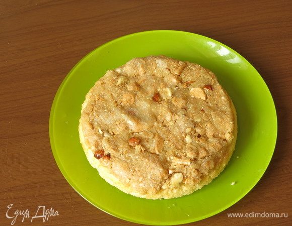 Выкладываем слой на остывший бисквит.