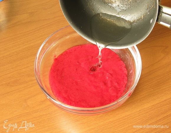 Малину перетираем, варим сироп и вливаем в малину.