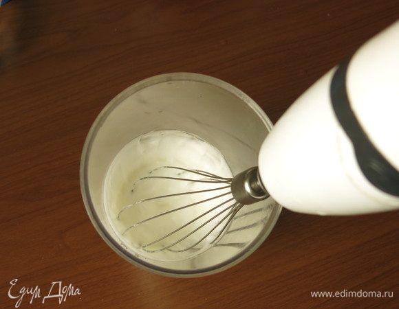 Готовим меренгу. Нагреваем сироп №2. Взбиваем белки. Сироп нагреваем до 121°C, вливаем сироп в меренгу, продолжаем взбивать. Для ускорения процесса ставим в холодильник или взбиваем в миске с водой холодной. Небольшое количества белка лучше взбивать в стакане. Весь процесс быстрый, все шаги не фотографировала. Используется малое количество ингредиентов, поэтому автор рекомендовал готовить в высоком стакане, т.ч. или держать крепко емкость с белком, или фотографировать процесс.