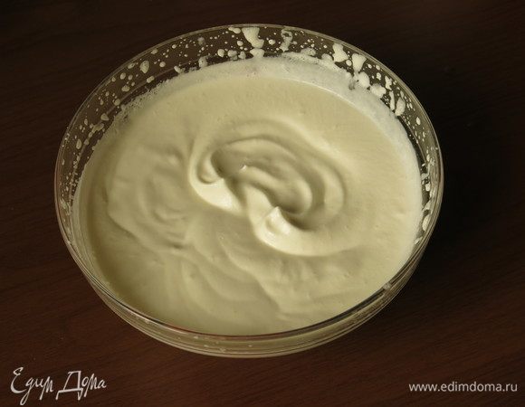 Взбиваем сливки до мягкой пены.