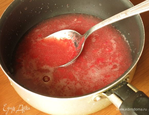 Когда сливки и меренга готовы, нагреваем желатин на маленьком огне. Берем пару ложек малиновой массы, растворяем желатин в малине и вливаем к основной малине.