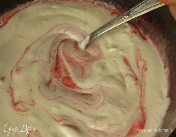 К малине добавляем половину меренги, перемешиваем, половину сливок, оставшуюся меренгу, сливки, перемешиваем аккуратно.