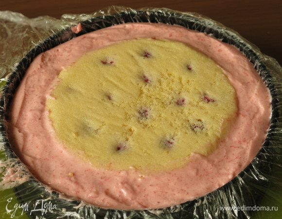 Только после частичного застывания положила миндально-бисквитный слой в мусс.