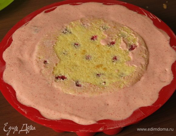 Аналогично вкладываем основу в большую силиконовую форму. Ставим на день в холод.