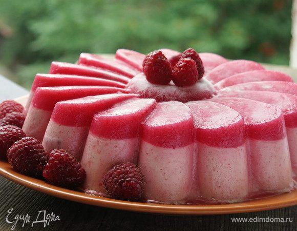 Достаем из формы. Украшаем ягодами.