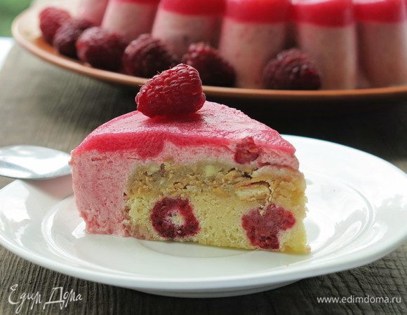 Маленький торт попробовали часика через 3–4 после приготовления. Уже к этому времени от застыл. Перед подачей можно выдержать в холодильнике, чтобы немного оттаял. Приятного аппетита!