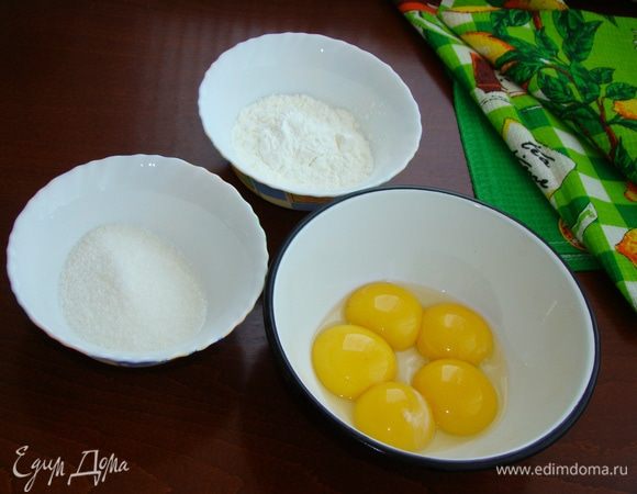 Отделить желтки от белков и подготовить необходимое количество сахара и кукурузного крахмала.