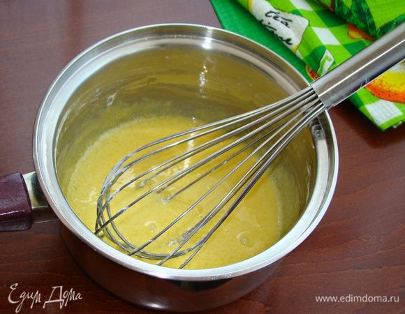 В сотейнике размешать до однородности яичные желтки, сахар и крахмал.