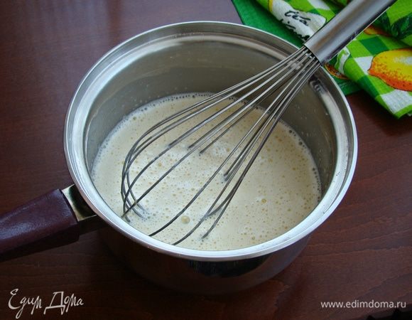 Влить в сотейник сливки 10% жирности, тщательно перемешать и при постоянном помешивании на среднем огне довести смесь до загустения.