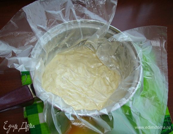 Снять сотейник с огня, смесь накрыть пищевой пленкой в контакт и оставить на столе до полного остывания смеси.