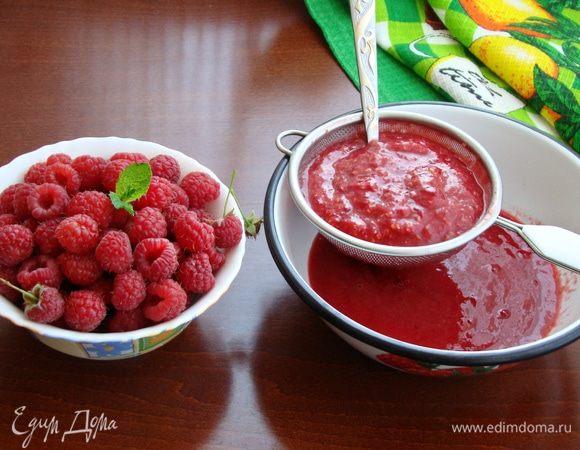 Пока остывает смесь, приготовим малиновое пюре (или любое другое, в зависимости от ягод). Для этого свежую малину пюрировать блендером и протереть через сито.