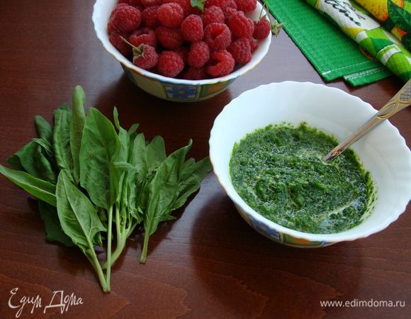 Для шпинатного пюре листья шпината измельчить в блендере, можно добавить 1 ст. л. воды. Затем пюре протереть через сито. Но я не протирала, а решила оставить в таком виде. Количество шпинатного пюре должно получиться примерно 60–80 г.