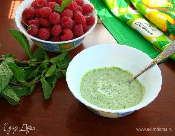 Пучок свежей мяты обдать кипятком, снять листочки и, добавив 2 -3 ст. л. сливочной массы, пробить блендером. Но можно обойтись и без мяты, добавив для аромата ванилин или эссенцию.