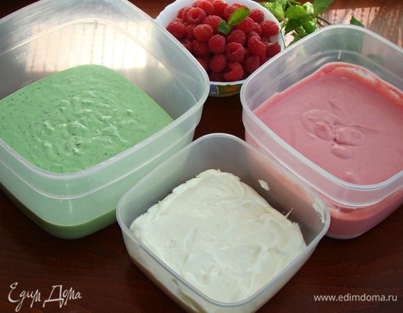 Взбитую сливочную массу разделить пополам, затем одну часть разделить еще на две части в соотношении 1/3. В большую часть добавить шпинатное пюре, маленькую часть оставить белой, а в среднюю часть добавить малиновое пюре, все перемешать до однородности. Все три части поставить в морозильную камеру на 3 часа.