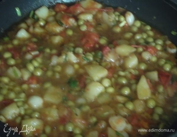 Отварную картошку, помидор и зеленый лук нарезать. В сковороде разогреть масло. Выложить нарезанные овощи. На сильном огне обжаривать в течение минуты, помешивая. Влить соевый соус, добавить зеленый горошек. Тушить 1 минуту.