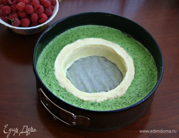 Форму (20 см) с разъемными бортиками затянуть пищевой пленкой или бумагой для выпечки. Бока я ничем не обтягивала, просто потом провела ножом, и форма хорошо снялась. Зеленую часть еще раз перемешать миксером и выложить по кругу равномерным слоем столовой ложкой или лопаточкой, формируя контур. Если масса подтаяла, дать ей опять схватиться в морозилке, и потом опять быстро подправить и поставить в морозильную камеру для застывания. Таким образом повторить и с белым слоем.