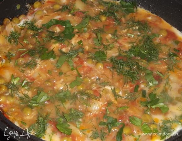 Отдельно яйца взболтать вилкой. Залить ими обжаренные овощи. Добавить зелень. Накрыть крышкой и на медленном огне довести до готовности.