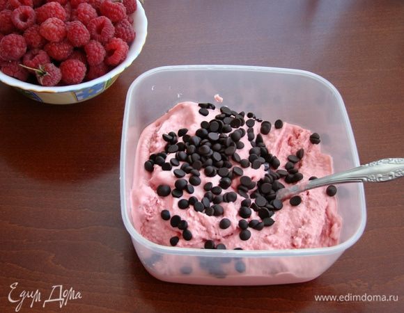 Сливочно-малиновую смесь перемешать миксером, добавить шоколадные капли и, аккуратно перемешав ложкой, выложить в центр, формируя арбузный срез. Мороженое поставить в холодильник на несколько часов до полного застывания.