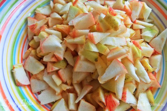 Яблоки нарезать мелко.