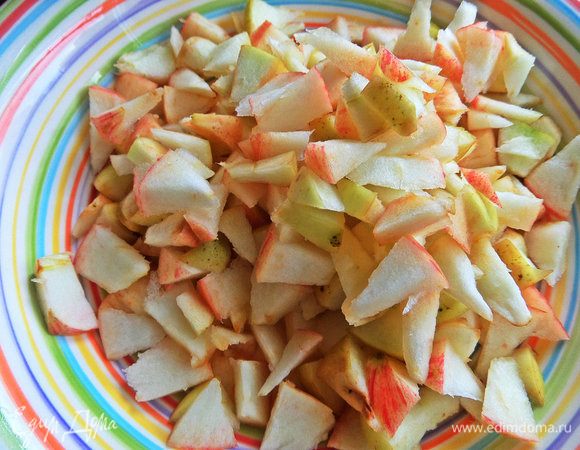 Яблоки нарезать мелко.