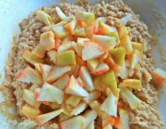 Высыпать в тесто.