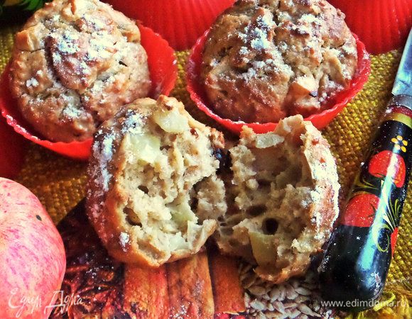 В разломе видно, что маффины получились пористые, и много кусочков яблока.