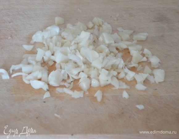 Для соуса чеснок порубите ножом.