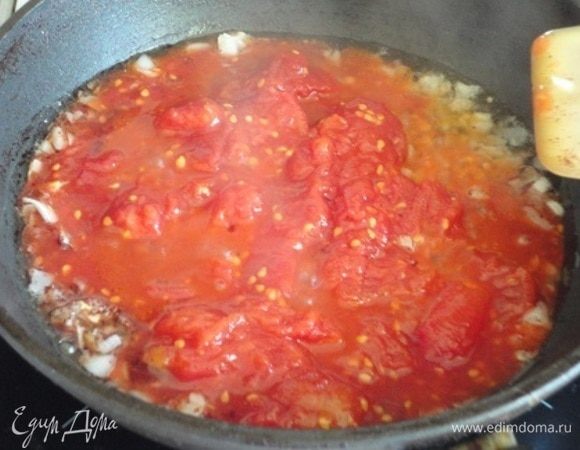 Разогрейте оливковое масло в сотейнике и обжарьте чеснок вместе с хлопьями перца чили 30 секунд. Добавьте измельченные помидоры, чистый вес — 700 г, без томатного соуса. Тушите на медленном огне 20 минут, закрыв крышкой. Я не добавляла соль. Если вы будете использовать свежие томаты, возможно, нужно будет посолить.