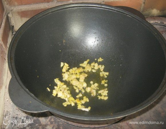 Живу на даче уже месяц. В холодильнике скопилось много всяких продуктов: куски мяса, овощи свежие и мороженые. По отдельности из них ничего не приготовишь, а в жаркое пойдет все. На улице идет дождь и холодно. Я печку затопил. Зачем зря электричество тратить, сготовлю на печи. Прежде чем ставить казан на печь, подготовил мясо. С куска свинины (примерно 150 грамм) срезал сало и мелко порубил. Мясо нарезал маленькими кусками. Жир положил в холодный казан и поставил на печь. Через пять минут казан накалился, сало аппетитно зашкворчало и пустило жирок. Этого вполне достаточно для жарки, так что масло добавлять не нужно.