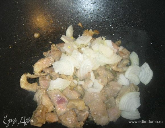 Когда мясо «прихватилось», положил нарезанный репчатый лук, одну маленькую головку и спассеровал. Чтобы лук выглядел аппетитнее, добавил маленькую щепотку куркумы. Запах уже чудесный, но я добавил чайную ложку прованских трав.