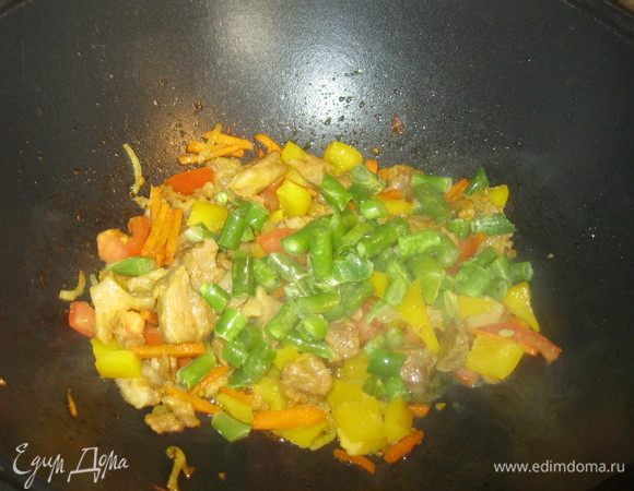 Половинку сладкого перца и жмень зеленой фасоли. Форма нарезки — дело исключительно вашего вкуса. Немного посолил и оставил тушиться на среднем огне под крышкой, чтобы овощи дали сок. Но это еще не все!