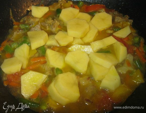 Через пять минут положил пару крупно нарезанных картофелин. И оставил под крышкой еще на пять минут, чтобы картошка слегка проварилась в душистом овощном соке.