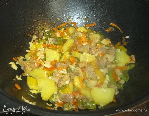 Остался последний ингредиент. Когда картошка слегка сварилась, но внутри еще сырая, добавил жмень квашеной капусты и полстакана капустного рассола. Вот поэтому вначале я положил мало соли. Если капустного рассола нет, то можно добавить горячей воды, а соли положить побольше. Капусту я предпочитаю мелко порубить, ну, а вы решайте сами. Все аккуратно перемешал и оставил готовиться под крышкой минут на двадцать. Не меньше! Капуста должна хорошенько протушиться. К тому же мясо у меня не самое хорошее, для него, чем дольше готовка, тем лучше.