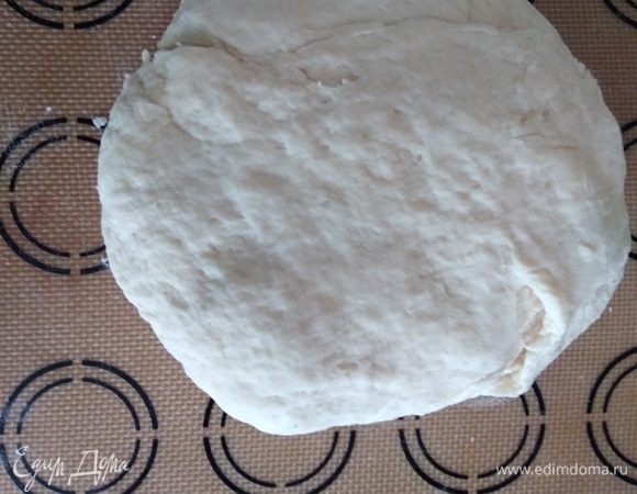 Всыпать муку, замесить тесто. Оно должно быть мягким и податливым, если липнет, добавьте муку. У меня обычно уходит от 400 до 450 грамм. Тесто не нужно оставлять на расстойку. Сразу используйте для приготовления. Этого теста хватает на 2 пиццы. Одну я делала с данной начинкой, одну традиционно с копчёной колбасой, помидорами и сыром.
