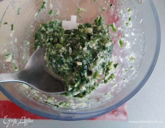 Приготовить зеленый соус. Сыр натереть, чеснок очистить и раздавить, петрушку вымыть и удалить стебли. Взбить в процессоре все ингредиенты, кроме соли и перца до получения соуса, добавить соль и перец по вкусу.