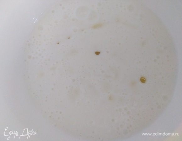 Приготовить просто и универсальное тесто для пиццы. Смешать кефир, соду, соль и растительное масло.