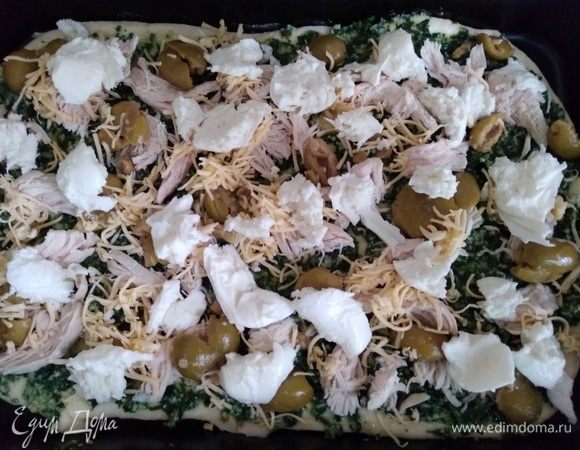 Сверху тертый сыр и моцареллу (порвать руками). Выпекать пиццу 20 минут.