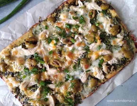 Готовую пиццу присыпать свежей зеленью, я брала укроп и зеленый лук.